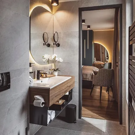 Mediterraneo Luxury 5* אסטרגום